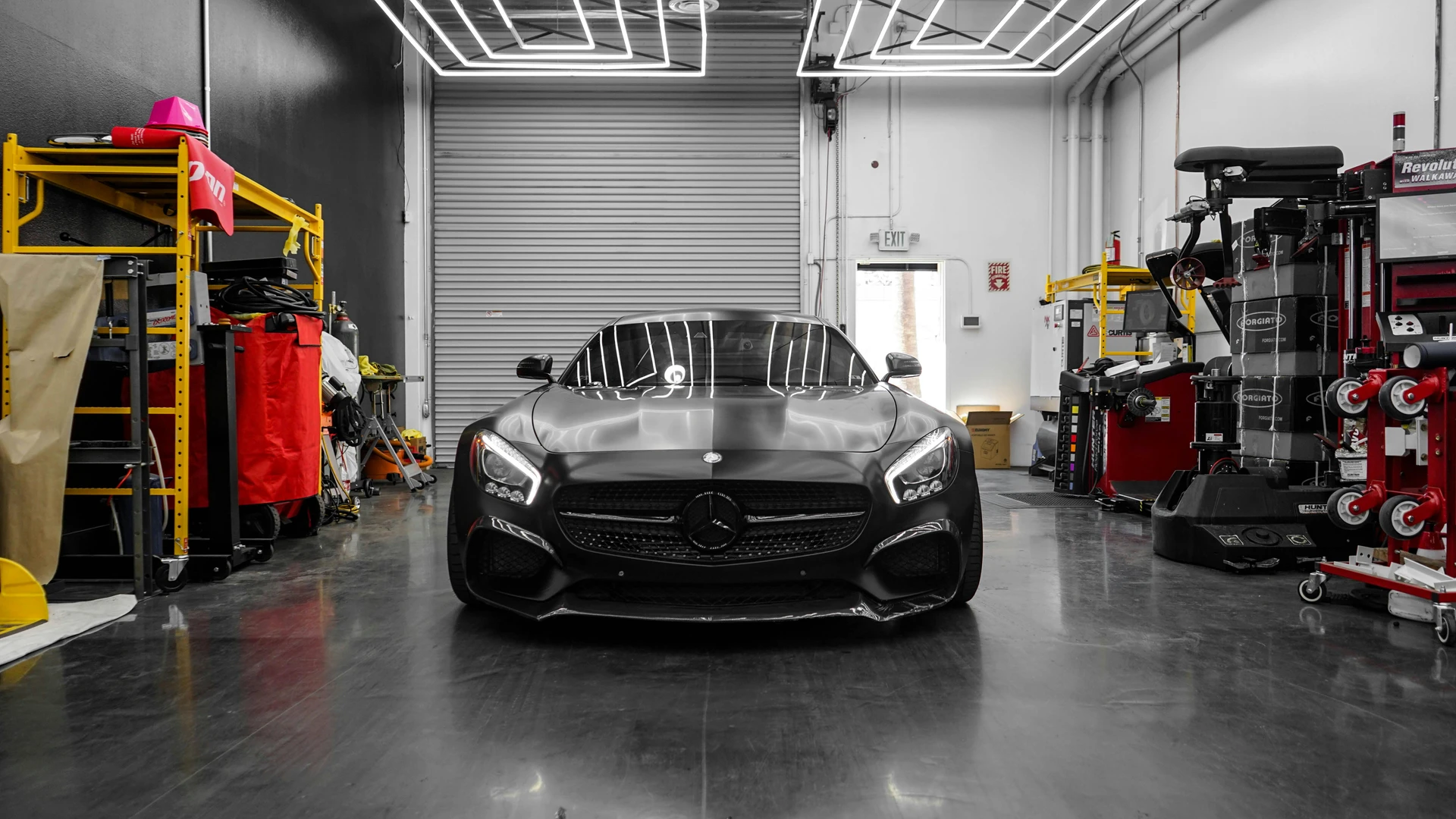 Mercedes-AMG GT von vorn im geöffneten Hallentor der Werkstatt in Hamm